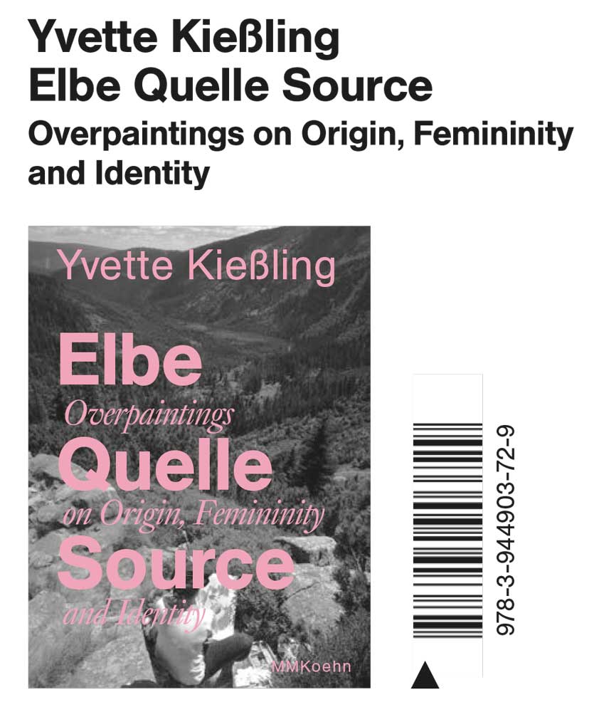 Cover des Katalogs Elbe Quelle Source von Yvette Kießling. Neben dem Titel ist auf dem Cover ein Bild in schwarz-weiß zu sehen. Es zeigt die Künstlerin sitzend und auf die Elbwiese blickend. Die Elbquelle befindet sich im Rücken der Künstlerin außerhalb des Bildes.